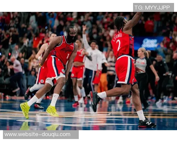 快船与雷霆激战正酣体育直播精彩瞬间全记录